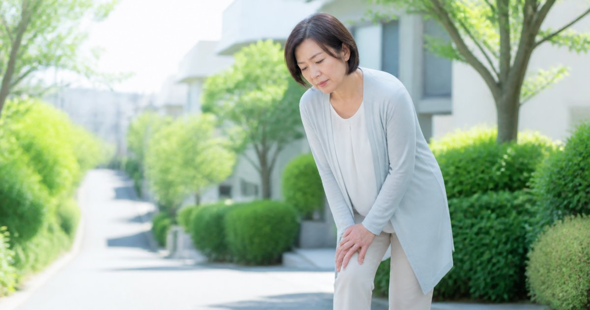 立ち上がりの膝痛は初期症状？変形性膝関節症の原因と受診目安