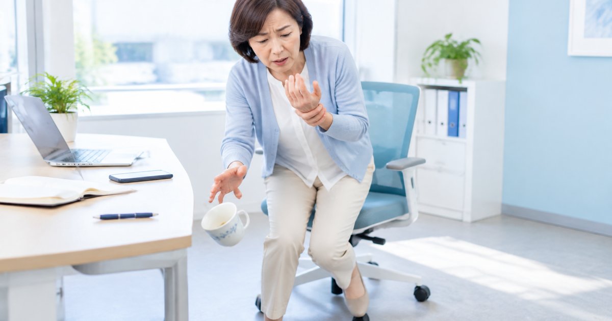 手足がしびれ力が入らない…仕事中はどうする？救急と整形外科の目安